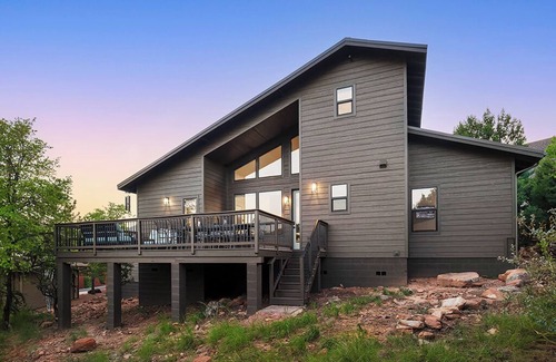 Pine Cabin | Brand New 2023 Cabin: Luxury Meets Nature – Sleeps 14, Views & Modern Amenities!