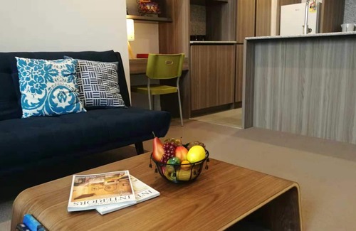 Melbourne Apartment | Brand New 2BD High speed WIFI+Parking at request/Walking Distance to Everything