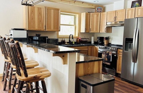Eagle River Cottage | Brand New 3-bedroom cottage with WiFi and AC in enchanting Downtown Eagle River