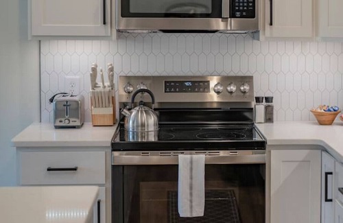 Lynchburg Apartment | Brand-New 3BR Townhome | KING BED | Great Location