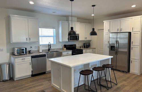 Parker Strip House | Brand New! 4-bedroom Home with 70’ driveway!