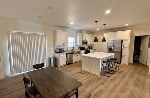 Parker Strip House | Brand New! 4-bedroom Home with 70’ driveway!