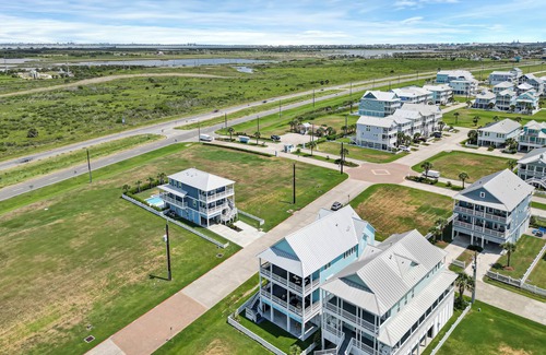 Galveston House | Brand New 5-bdrm home w/5 ensuite baths, wrap around decks, 900ft from the beach