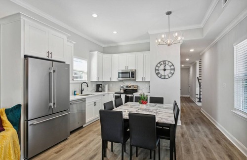 Tulane - Gravier House | Brand New 5BR, Outdoor Seating, Parking