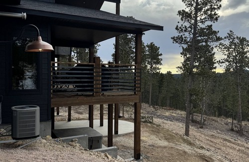 Deadwood Cabin | Brand new 6 bedroom 5 bath cabin. Large covered deck, hot tub & pool table!