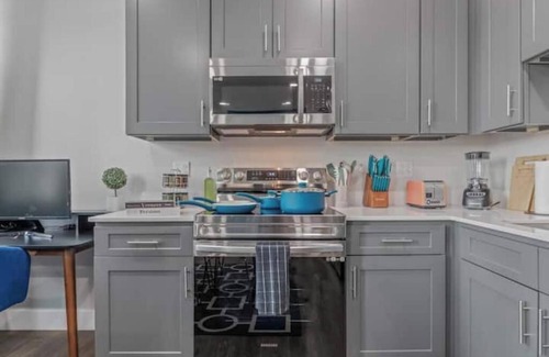 Cleveland Apartment | Brand New Apt+2 Queens+ BunkBed+Free Parking+55" Tv