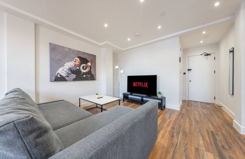 East Acton Apartment | Brand New Apt Sleeps 5 - Zone 2