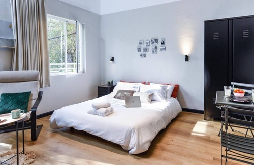 Florentin Apartment | Brand New Bauhaus Living with Balcony and a Roof Top 11