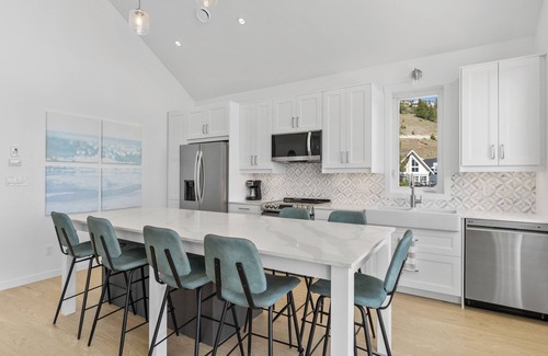 Central Okanagan Cottage | ✨BRAND NEW-BREATHTAKING UNOBSTRUCTED VIEWS🏞️FAMILY FRIENDLY/PETS/GOLF CART⛳