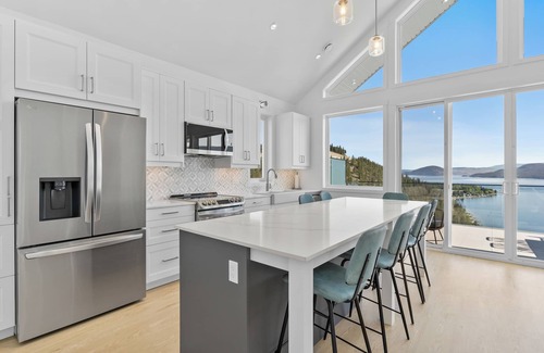 Central Okanagan Cottage | ✨BRAND NEW-BREATHTAKING UNOBSTRUCTED VIEWS🏞️FAMILY FRIENDLY/PETS/GOLF CART⛳