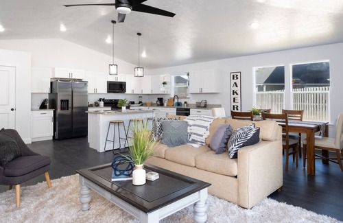 High Springs House | Brand New Bright and Airy Home- Sleeps 8 - Close to Springs and Gainesville