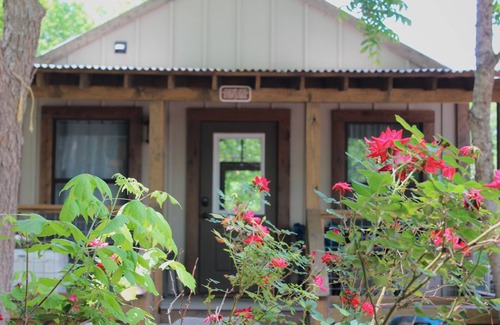 Seguin Cabin | Brand new Cabin with Pool, hot tub, kayaking, paddle boarding & hiking! - SG18