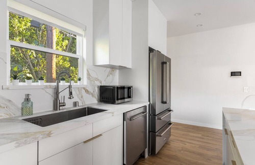 Burbank House | Brand NEW Charming 2-bedroom house with AC, WiFi in fabulous Burbank Hills