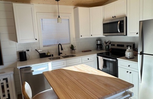Hayhurst House | BRAND NEW Charming and private Backyard ADU 1-bedroom, 1-Bath w/Tesla Charger