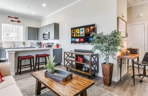 South Arlington Villa | ❤️BRAND NEW CLEAN & SANITIZED Villa Wifi + King Bed + Parking DISCOUNTED PRICE
