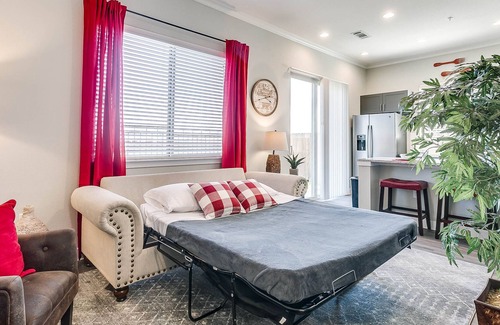 South Arlington Villa | ❤️BRAND NEW CLEAN & SANITIZED Villa Wifi + King Bed + Parking DISCOUNTED PRICE