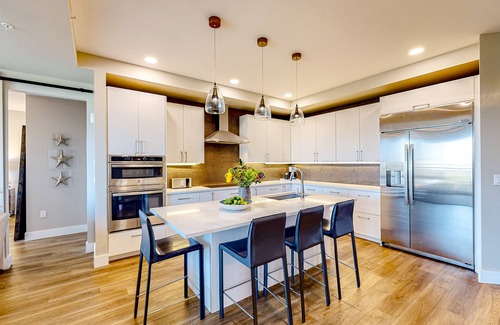 Madeira Beach Condo | Brand-new condo steps to beach with balcony, pool, & hot tub - dog-friendly