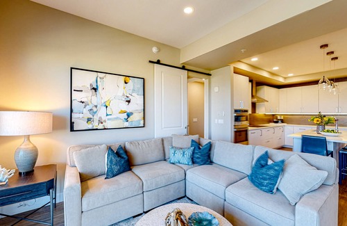 Madeira Beach Condo | Brand-new condo steps to beach with balcony, pool, & hot tub - dog-friendly