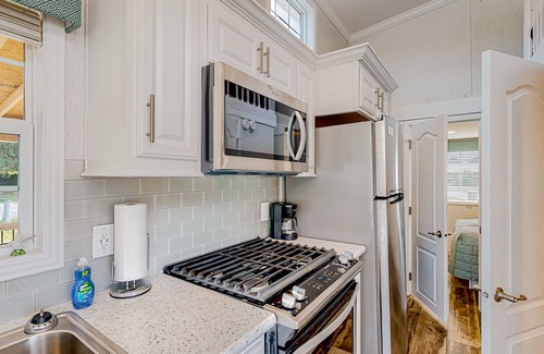Hendersonville Cottage | Brand-new cottage in great location with grill, firepit, covered deck, streaming