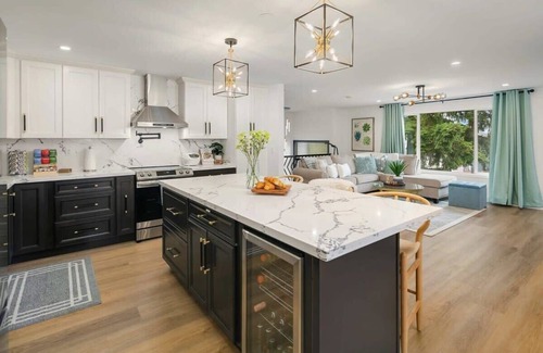 Picnic Point-North Lynnwood Apartment | Brand New Designer’s High-End 4BR Retreat