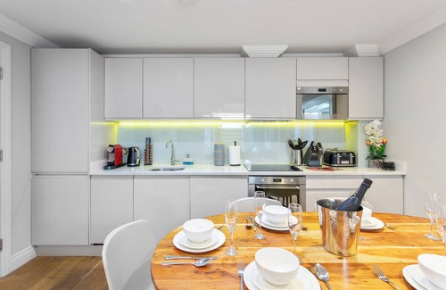 Islington Apartment | Brand New Development. 5 Star Luxury flat with garden
