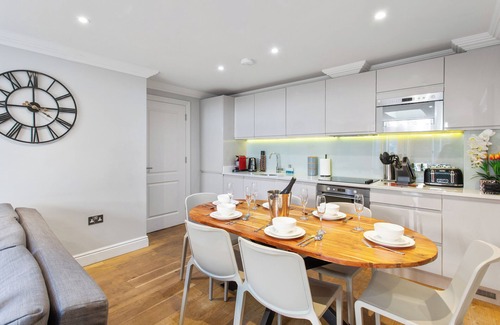 Islington Apartment | Brand New Development. 5 Star Luxury flat with garden