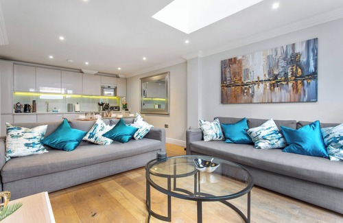 Islington Apartment | Brand New Development. 5 Star Luxury flat with garden