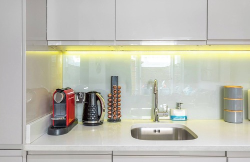Islington Apartment | Brand New Development. 5 Star Luxury flat with garden