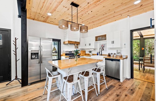 Rocky Grove Cabin | Brand New Dolly’s Mountain Retreat