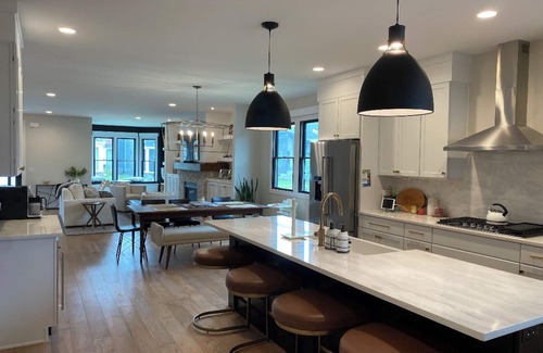 South Bend House | Brand New Family Friendly Gameday Home! Walk to ND