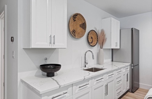 Springs House | Brand-New Family Retreat with Tennis & Walk to Harbor Beaches