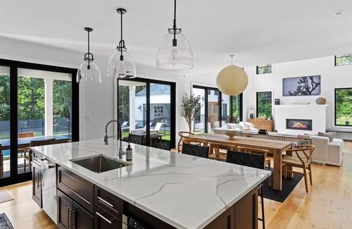 Springs House | Brand-New Family Retreat with Tennis & Walk to Harbor Beaches