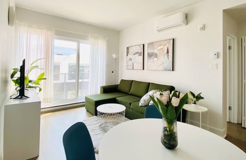 Outremont Condo | Brand new Free parking Cozy Condo near DT Pet friendly