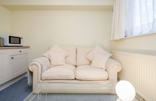 Redcliffe Apartment | Brand New Fully Renovated Flat in Chelsea
