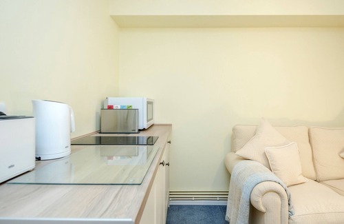 Redcliffe Apartment | Brand New Fully Renovated Flat in Chelsea