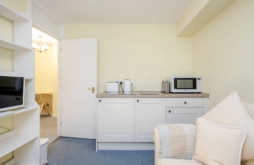 Redcliffe Apartment | Brand New Fully Renovated Flat in Chelsea
