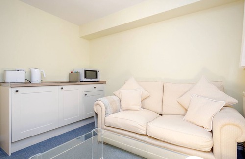 Redcliffe Apartment | Brand New Fully Renovated Flat in Chelsea