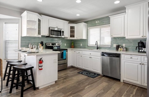 Paradise Valley Village House | Brand New Heated Pool | 6BR Escape | Golden Tee