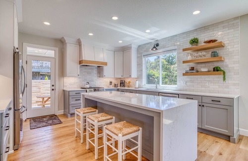 Lincoln City House | Brand New Home: 3 King Bedrooms, Kids Bonus and Bunk Room, Hot Tub, Near Beach!