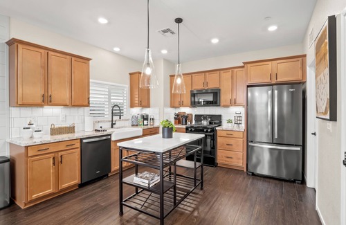 Raisin House | Brand New, Hot Tub, King Suite, BBQ, Fire Pit!