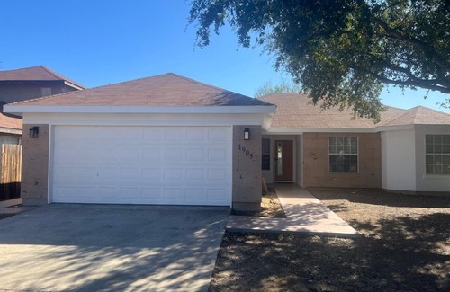 Bonanza House | Brand new House Charming 3-bedroom house with AC and WiFi in North Laredo
