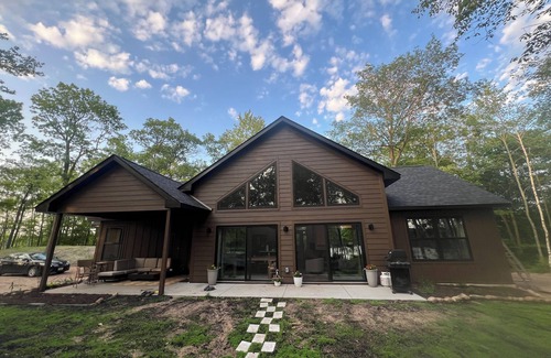 Deerwood Cabin | Brand new lake house on private lake