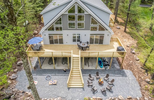 Blakeslee House | Brand New Lakefront 6k sqft Luxurious 9 BR Property in the Poconos!