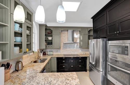 Victoria Park House | Brand New Luxury Vacation Home with heated POOL, walk to Las Olas & Beach