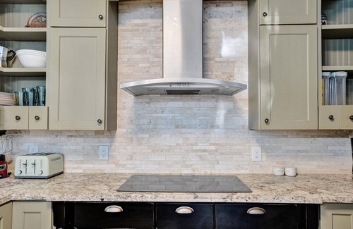 Victoria Park House | Brand New Luxury Vacation Home with heated POOL, walk to Las Olas & Beach