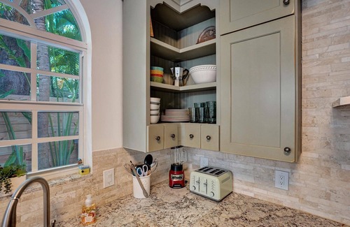 Victoria Park House | Brand New Luxury Vacation Home with heated POOL, walk to Las Olas & Beach