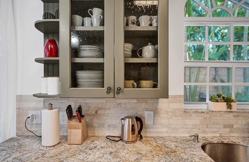 Victoria Park House | Brand New Luxury Vacation Home with heated POOL, walk to Las Olas & Beach