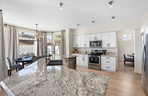 Chandler House | BRAND NEW! LUXURY 6 bedroom/3 bath w heated pool