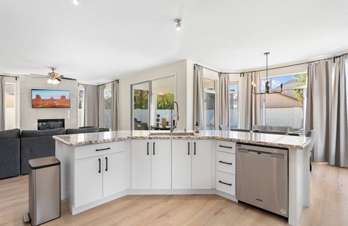 Chandler House | BRAND NEW! LUXURY 6 bedroom/3 bath w heated pool