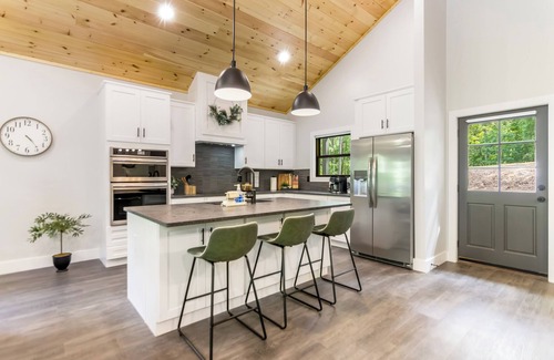 Eagle Mountain Cabin | BRAND NEW Luxury Cabin with Fire Pit + Game Room + 5 TV's + Comfortable Beds